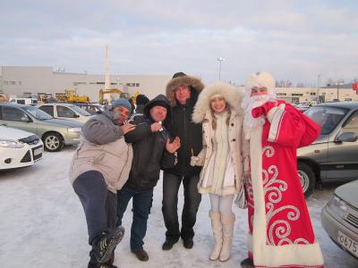 В гостях у Рязанской автомобильной ярмарки побывали Дед Мороз и Снегурочка 